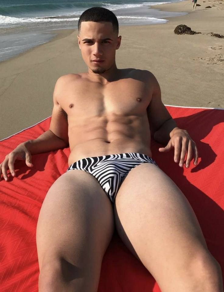 hot male 438 (18+)