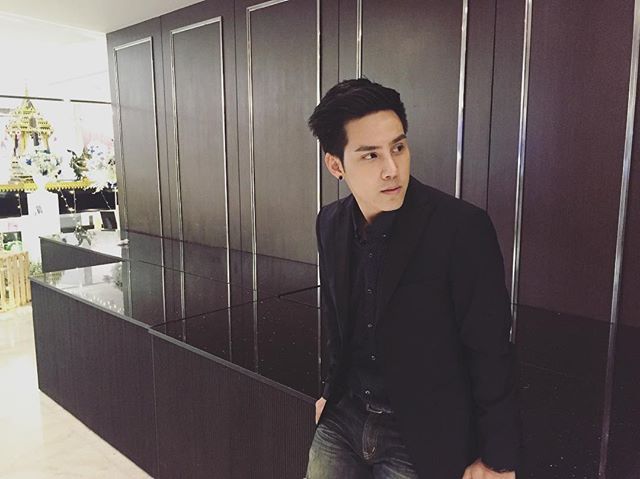 เปิดวาร์ป "เอิร์ธ วิศววิท" ผู้รับบท "หลวงศรียศ" จากละคร "บุพเพสันนิวาส" หล่อ หุ่นดีจริงเชียวเจ้าค่ะ
