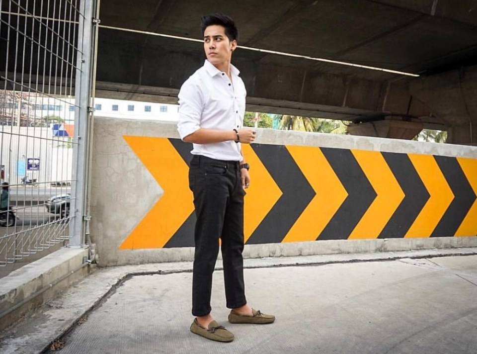เปิดวาร์ป "เอิร์ธ วิศววิท" ผู้รับบท "หลวงศรียศ" จากละคร "บุพเพสันนิวาส" หล่อ หุ่นดีจริงเชียวเจ้าค่ะ