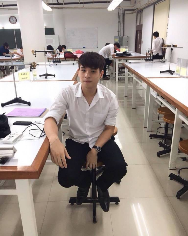 นิสิตชายที่แต่งกายไม่เรียบร้อย พบครูที่ห้องพักครูทีละสองคนค่ะ 2,592