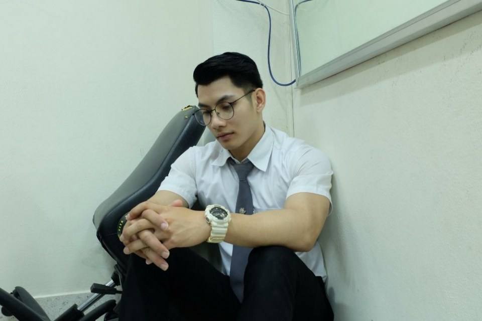 นิสิตชายที่แต่งกายไม่เรียบร้อย พบครูที่ห้องพักครูทีละสองคนค่ะ 2,592