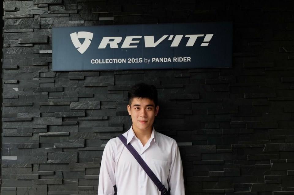 นิสิตชายที่แต่งกายไม่เรียบร้อย พบครูที่ห้องพักครูทีละสองคนค่ะ 2,592