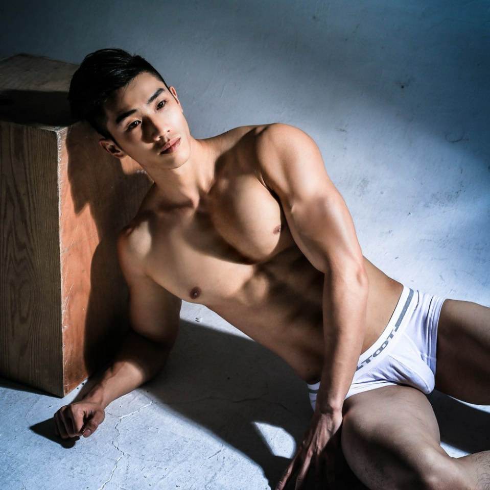 hot male 483 (18+)