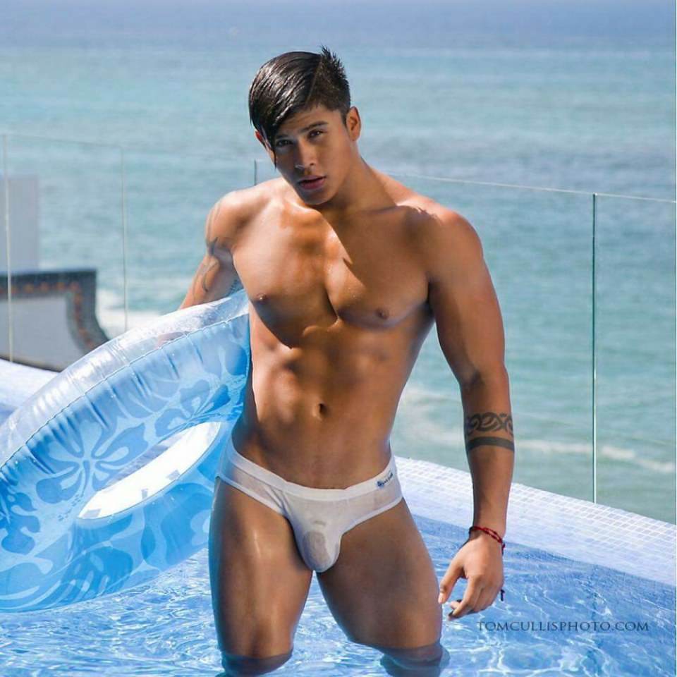 hot male 484 (18+)