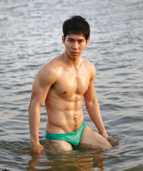 โอ้โห แซ่บมาก เอิร์ล ณนธภัคร กับแฟชั่นรับซัมเมอร์