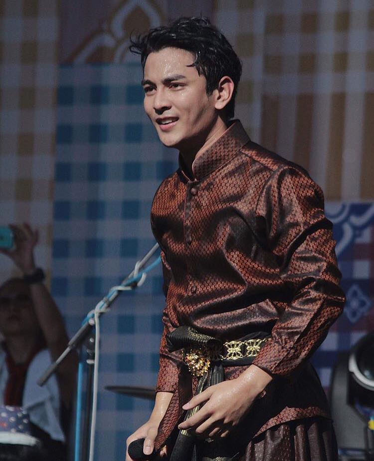 ผู้ชายเล่นน้ำ