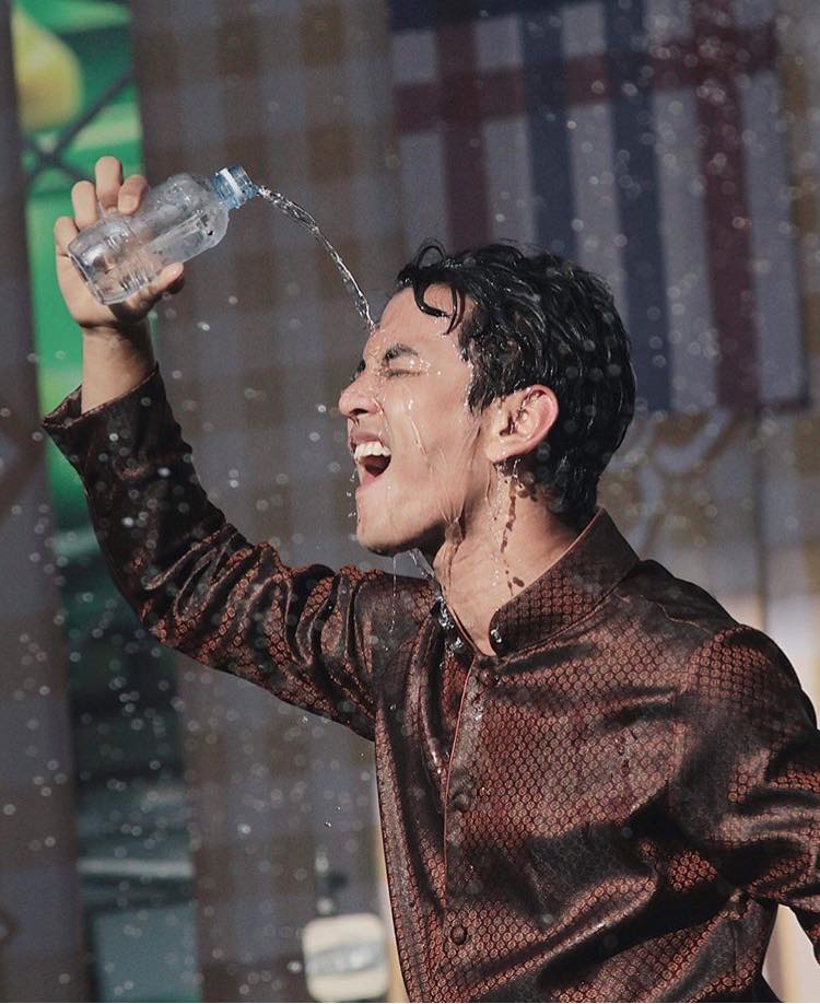 ผู้ชายเล่นน้ำ