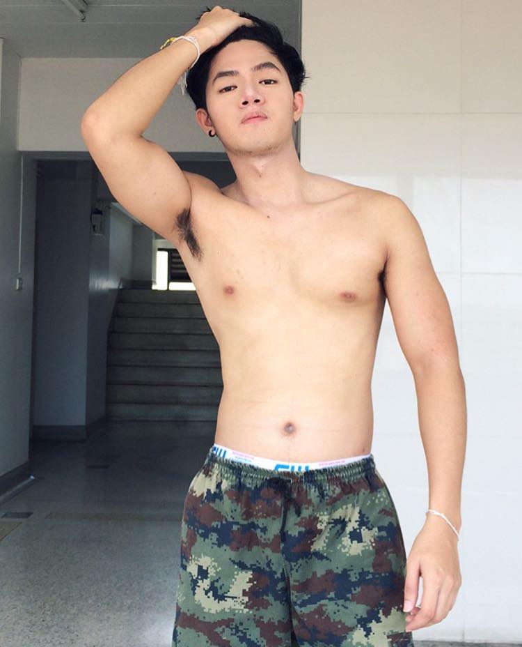 ผู้ชายเล่นน้ำ