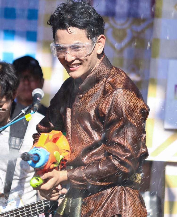 ผู้ชายเล่นน้ำ