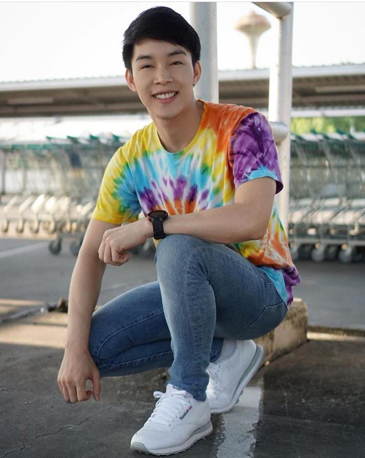 ผู้ชายเล่นน้ำ