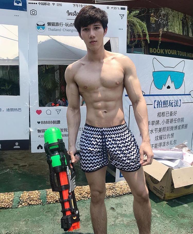 ผู้ชายเล่นน้ำ
