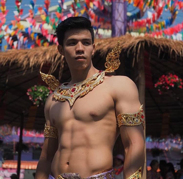 ผู้ชายเล่นน้ำ
