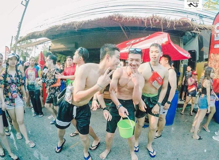 ผู้ชายเล่นน้ำ