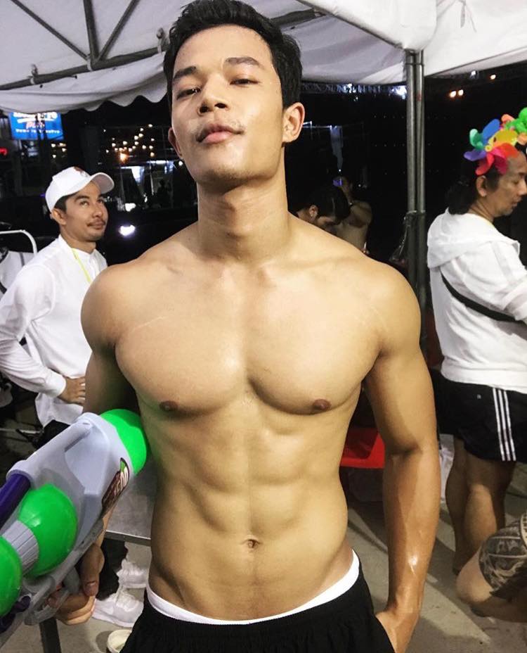 ผู้ชายเล่นน้ำ