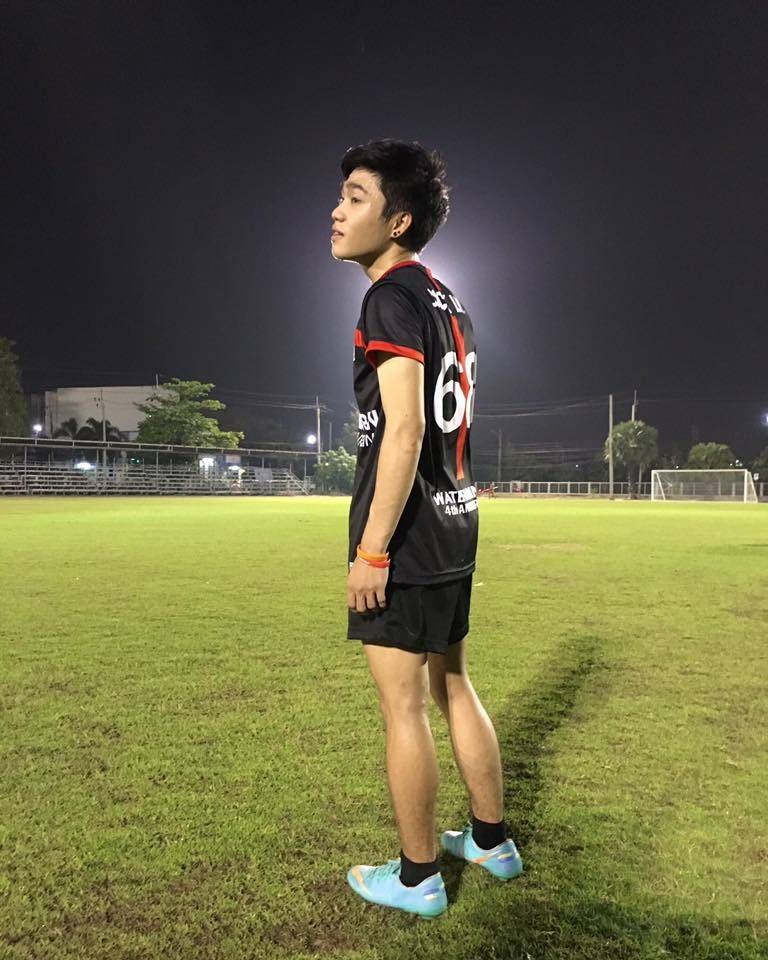 ผู้ชายยืน 2,649