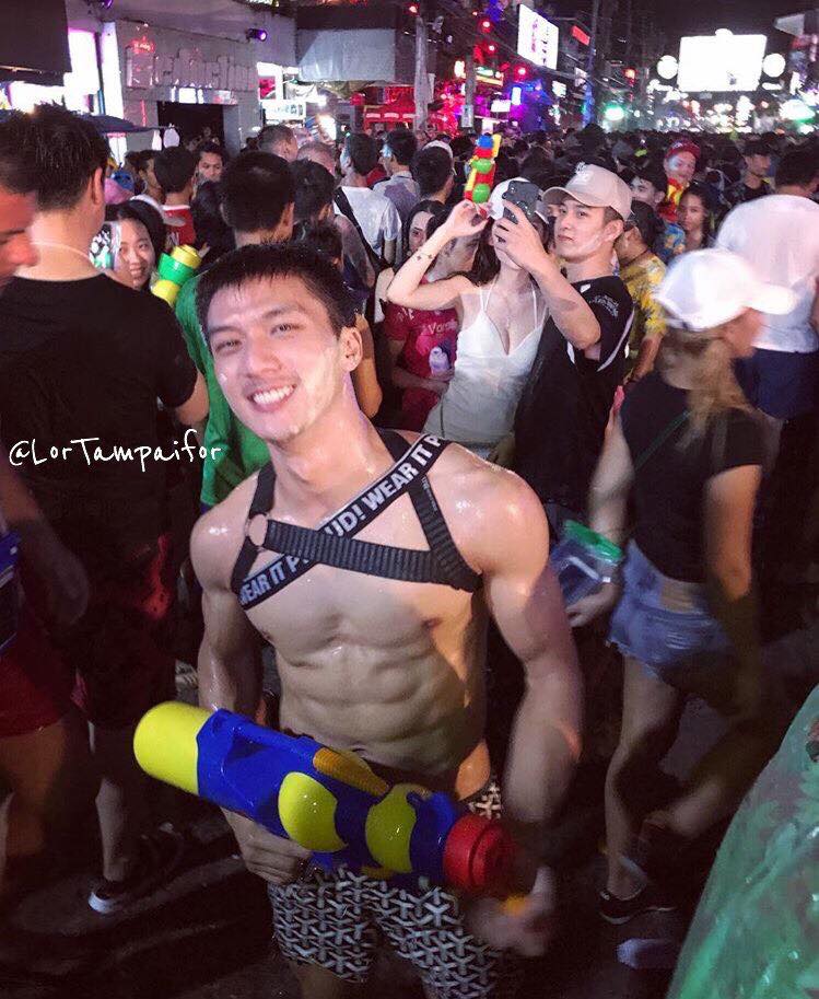 ผู้ชายเปียกน้ำ 1