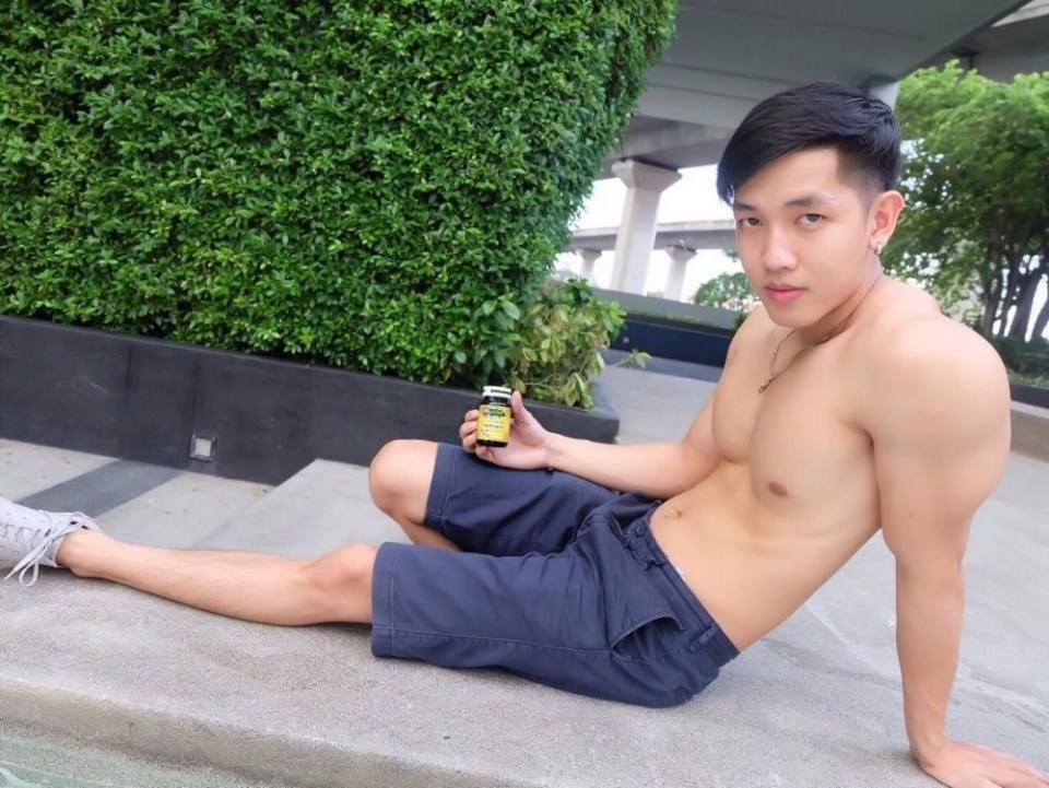 เห็นผู้ชายนั่ง  อยากก้ม 2,679