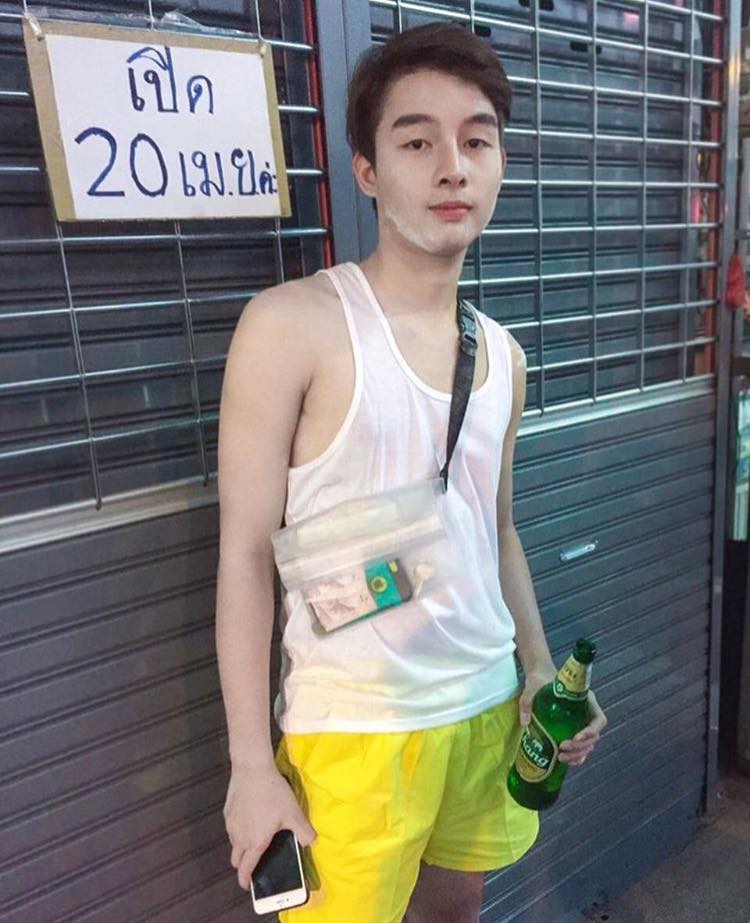 กรุบกริบเล่นน้ำ ๑