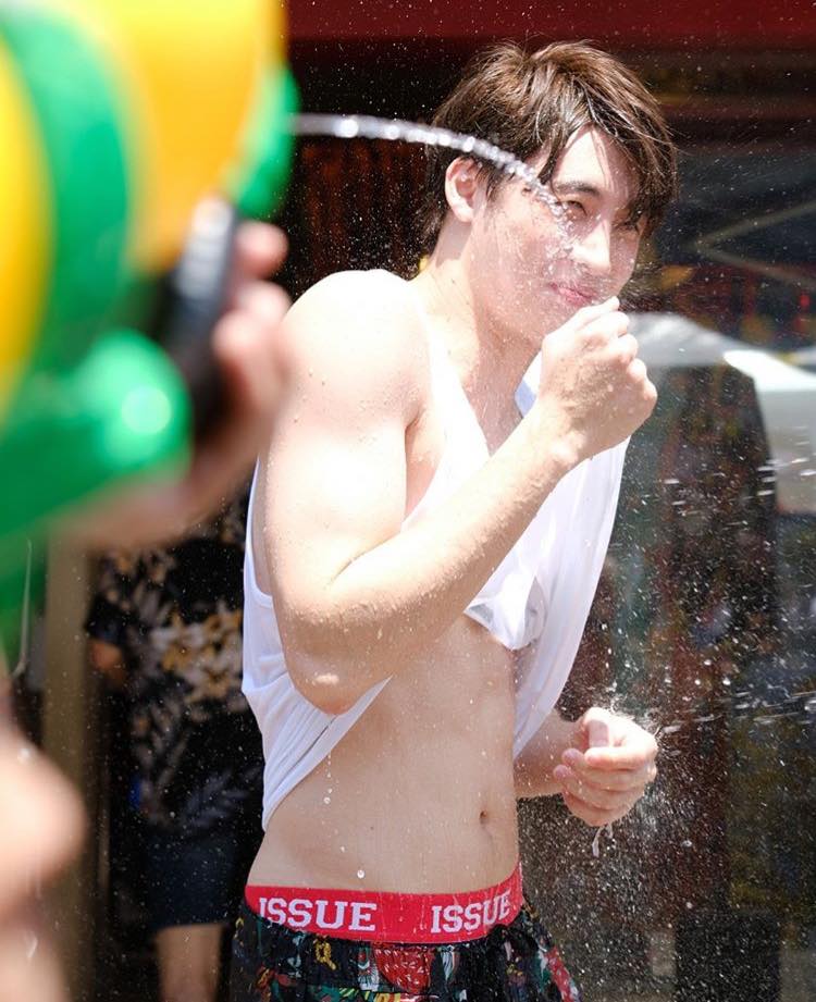 กรุบกริบเล่นน้ำ ๑