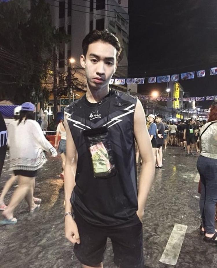 กรุบกริบเล่นน้ำ ๑