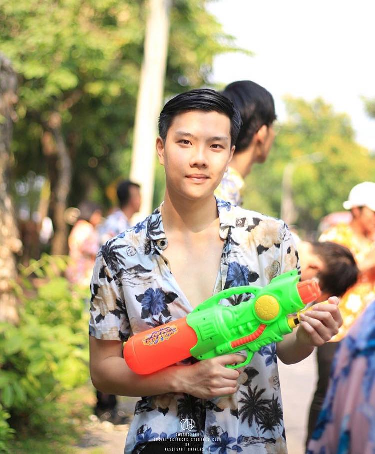 กรุบกริบเล่นน้ำ ๒