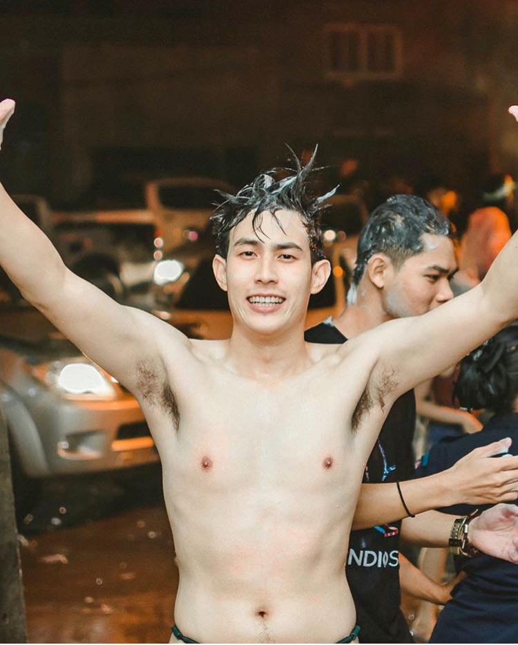 กรุบกริบเล่นน้ำ ๒