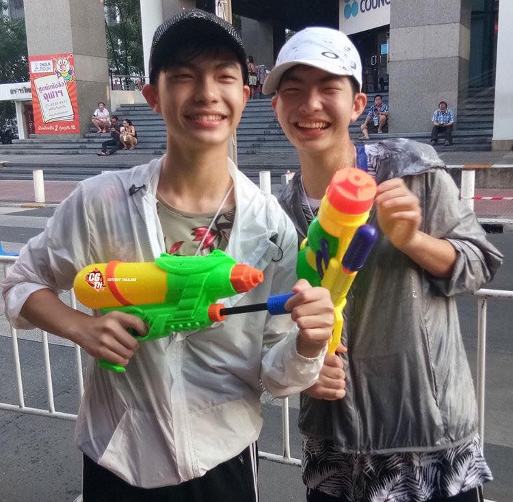กรุบกริบเล่นน้ำ ๒
