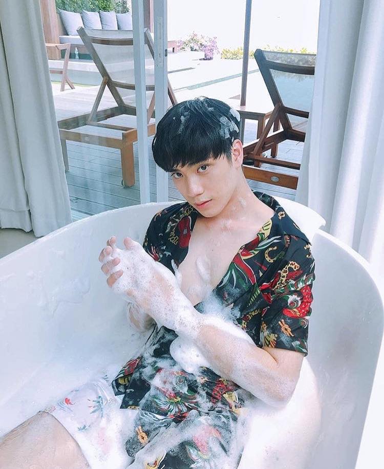 กรุบกริบเล่นน้ำ ๒