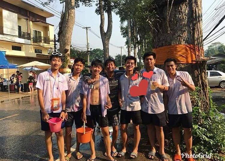กรุบกริบเล่นน้ำ ๒