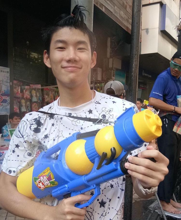 กรุบกริบเล่นน้ำ ๒
