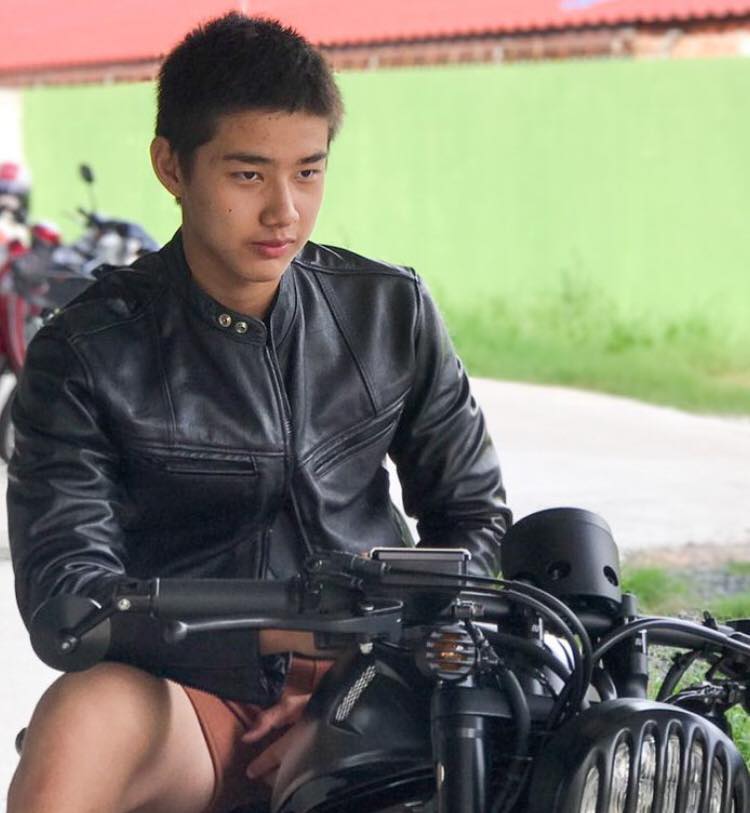 หนุ่มหล่อขึ้นปก 33