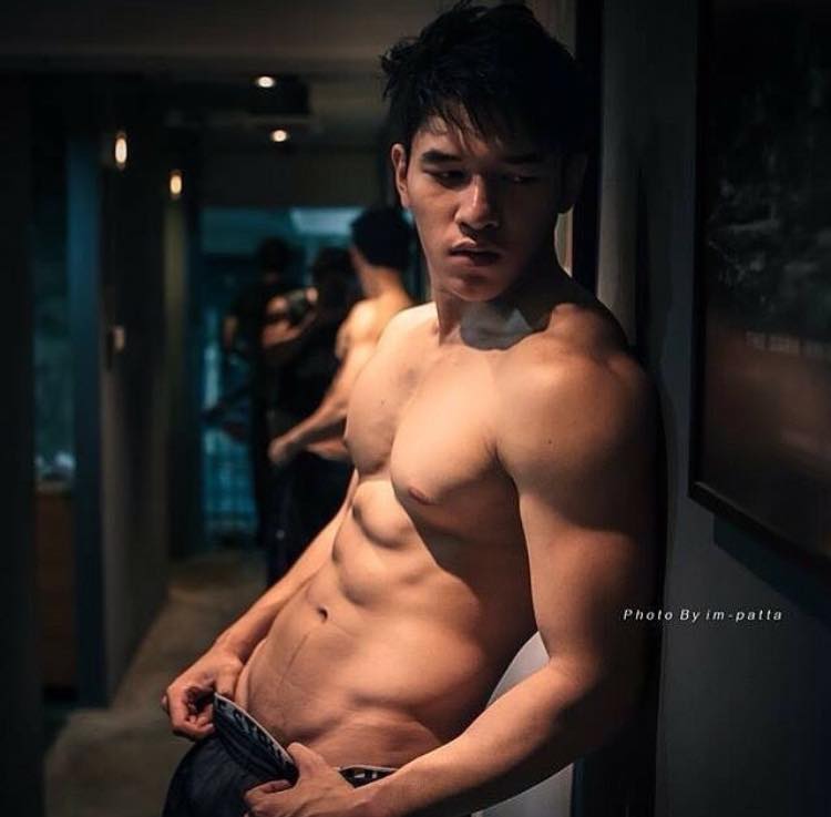 หนุ่มหล่อขึ้นปก 34
