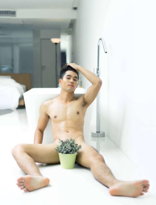 ถอดโชว์เรือนร่าง 2103