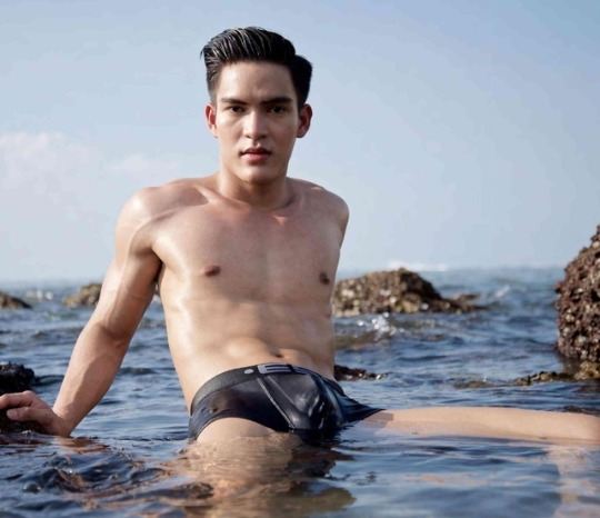 ถอดโชว์เรือนร่าง 2109