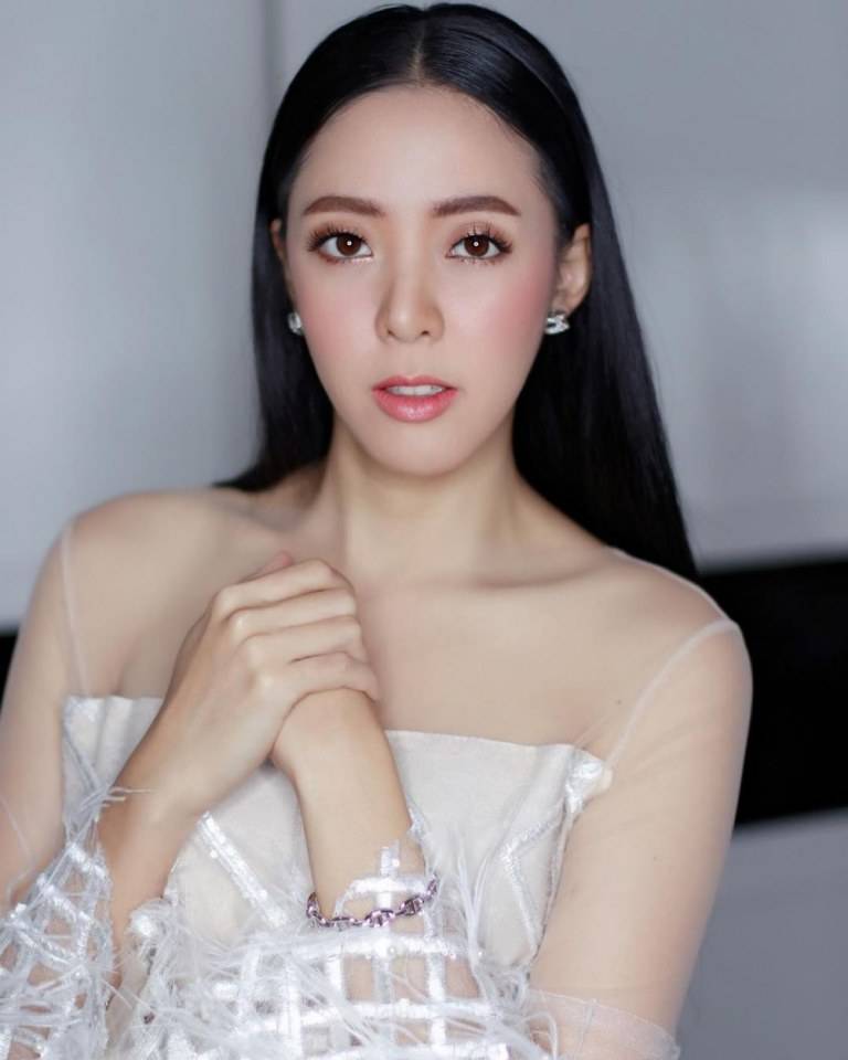 ณมน พัชรวลัย