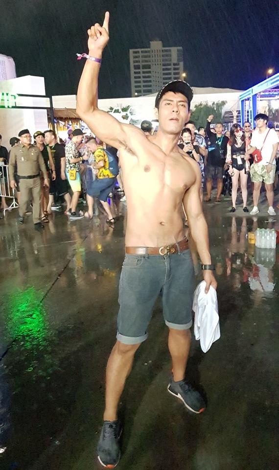 หล่อ ล่ำ อ๊อฟ หนุ่มคนนี้ อิเจ๊เลิฟเลย
