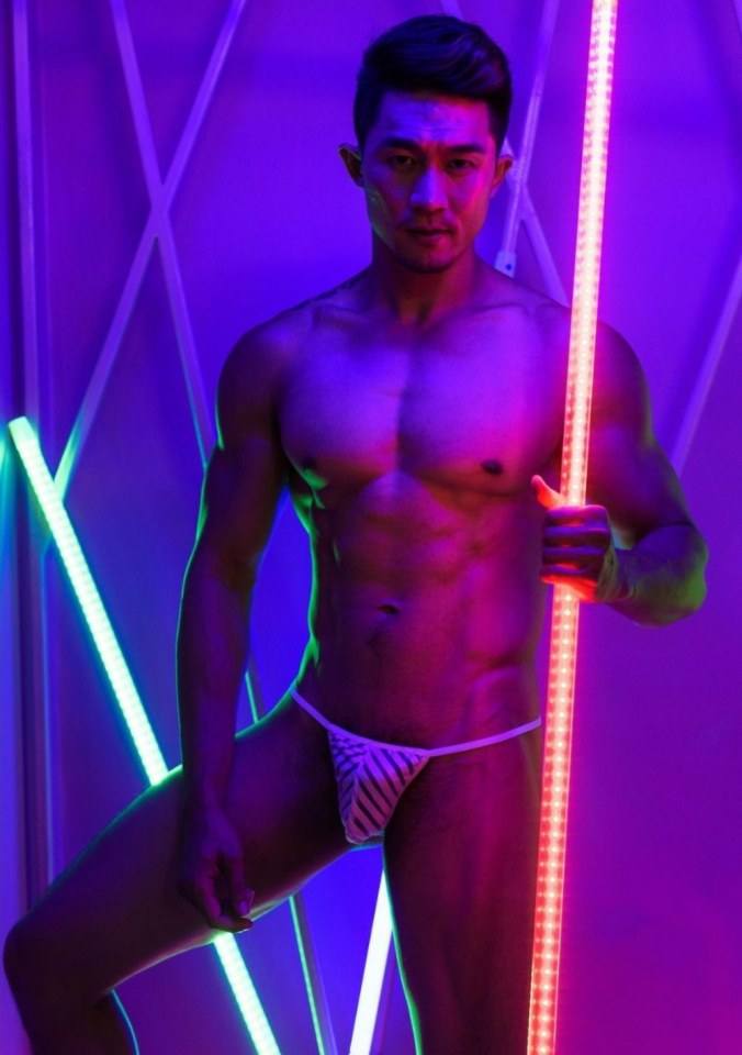 hot male 511 (18+)