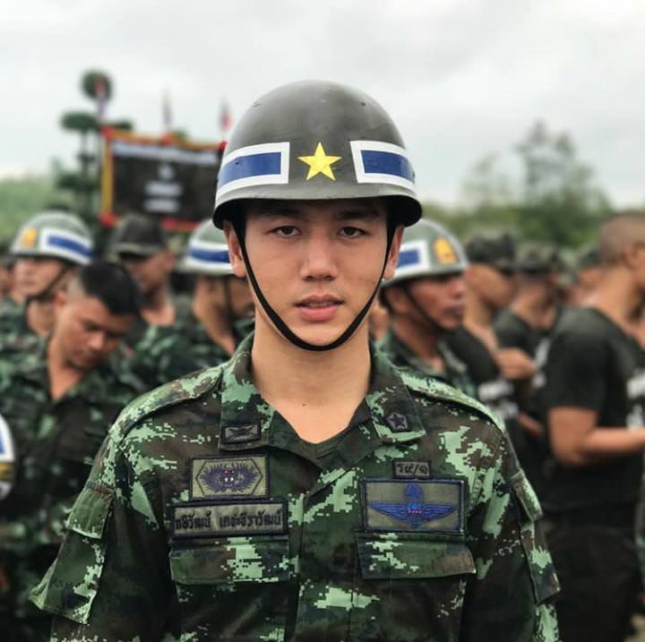 ทหารหล่อ