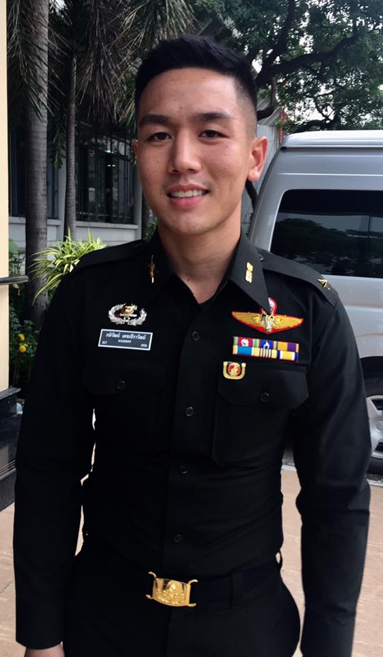 ทหารหล่อ