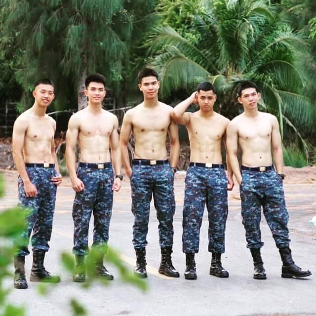 ทหารหล่อ