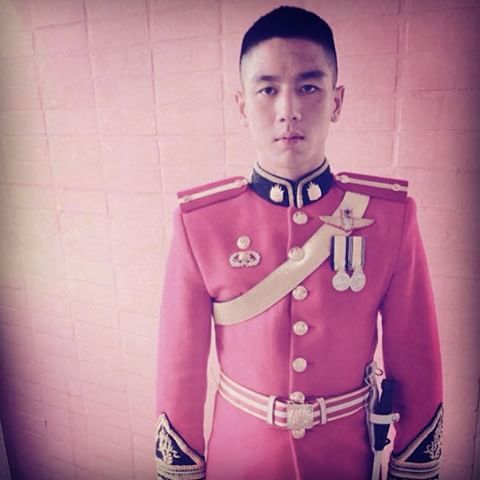 ทหารหล่อ