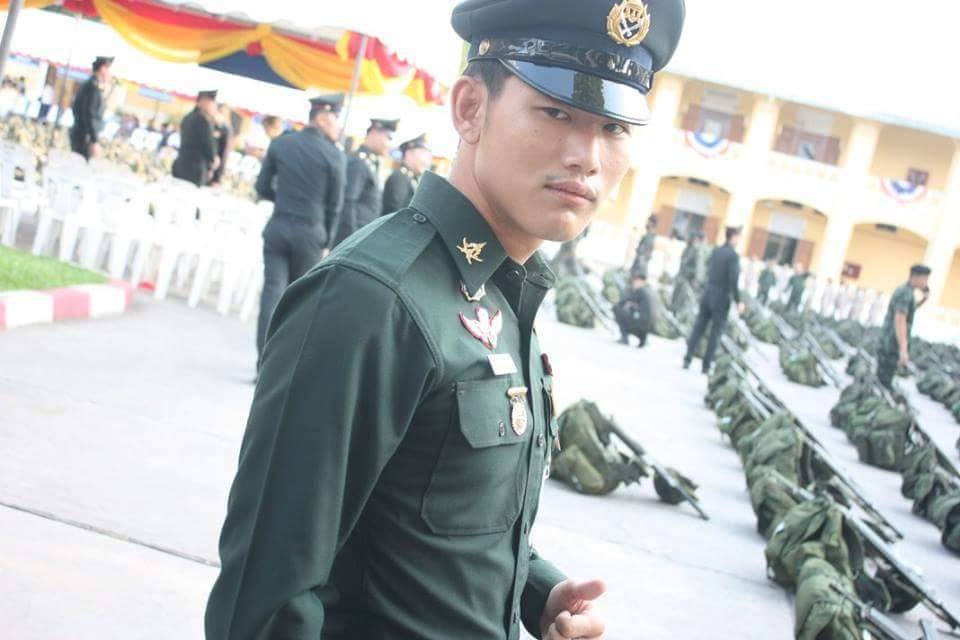 ทหารหล่อ
