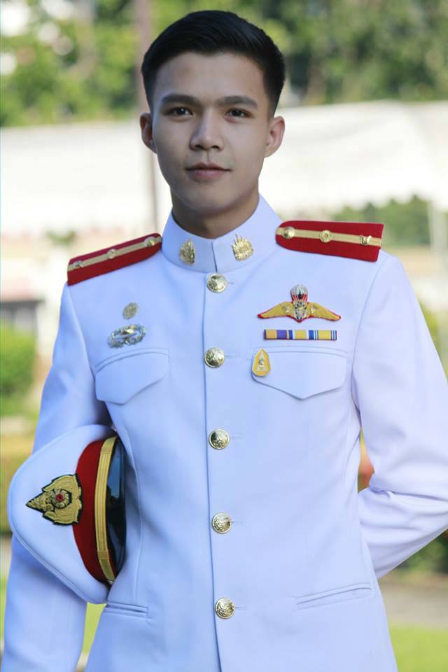 ทหารหล่อ