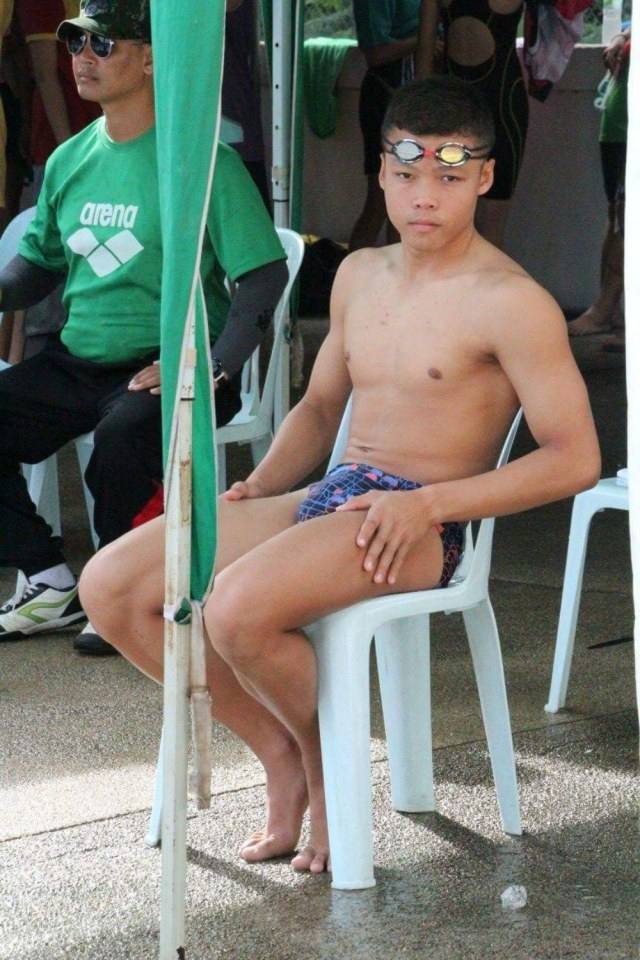 ติดขอบสระ