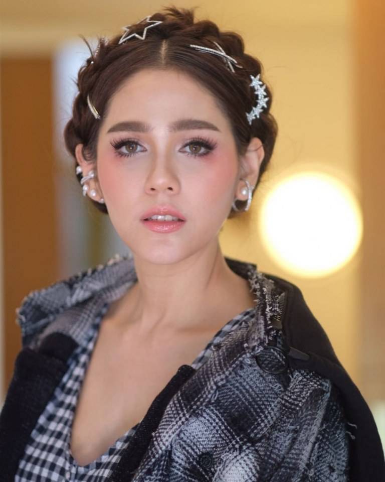 ชมพู่ อารยา