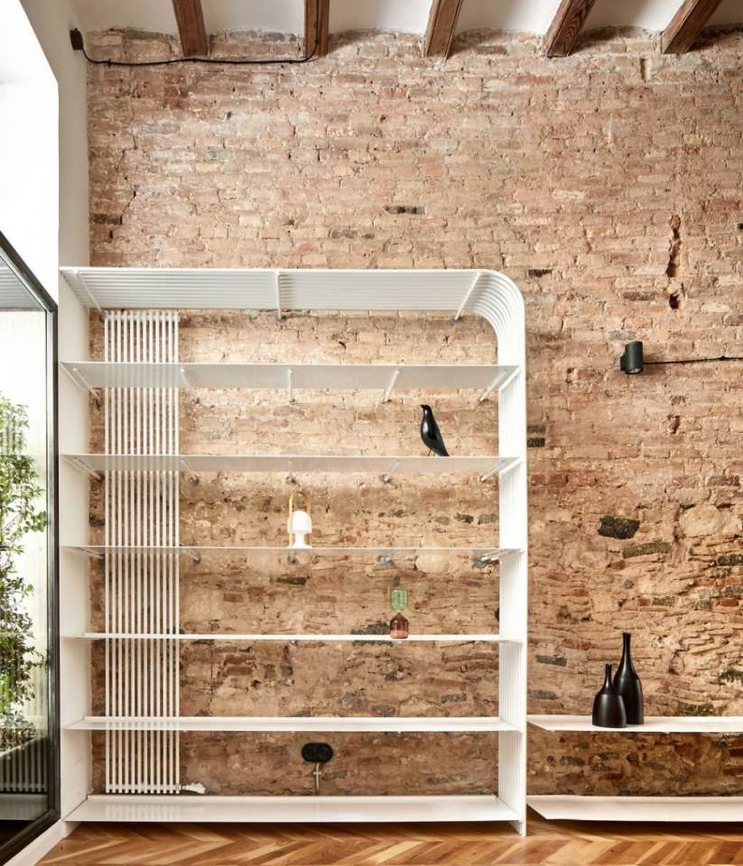 Apartment in Barcelona by Valent&iacute; Albareda
