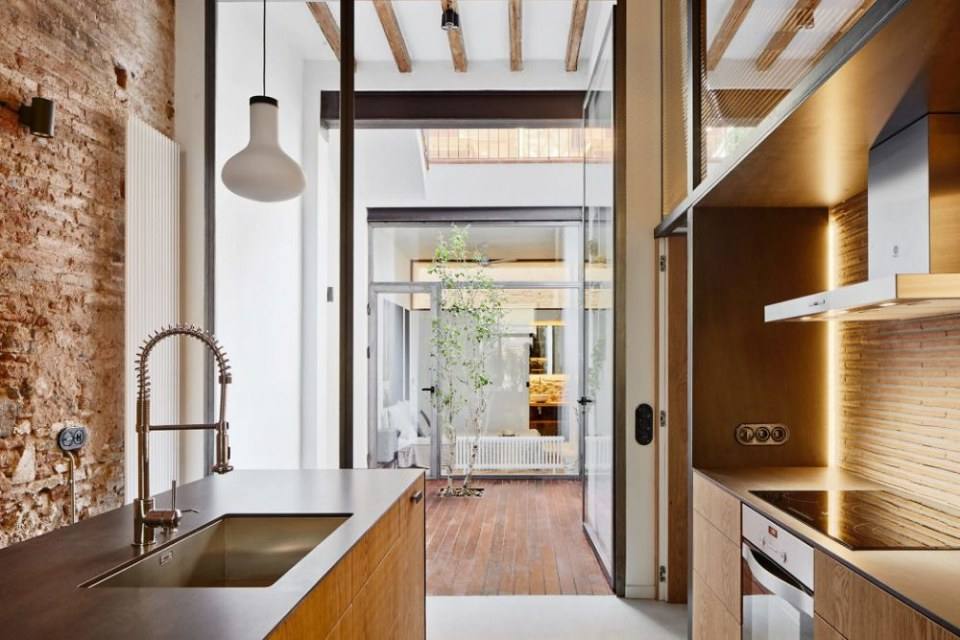 Apartment in Barcelona by Valent&iacute; Albareda
