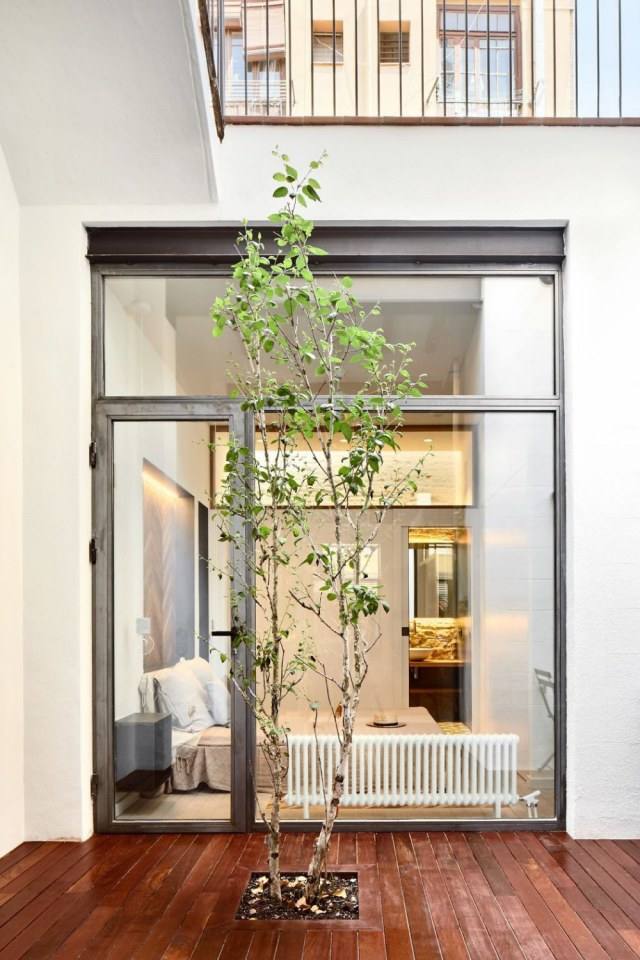 Apartment in Barcelona by Valent&iacute; Albareda