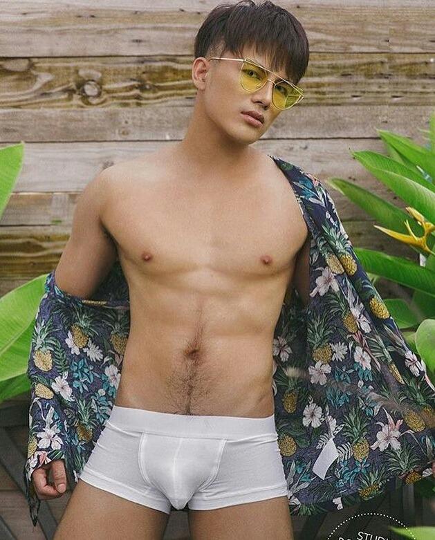 hot male 541 (18+)