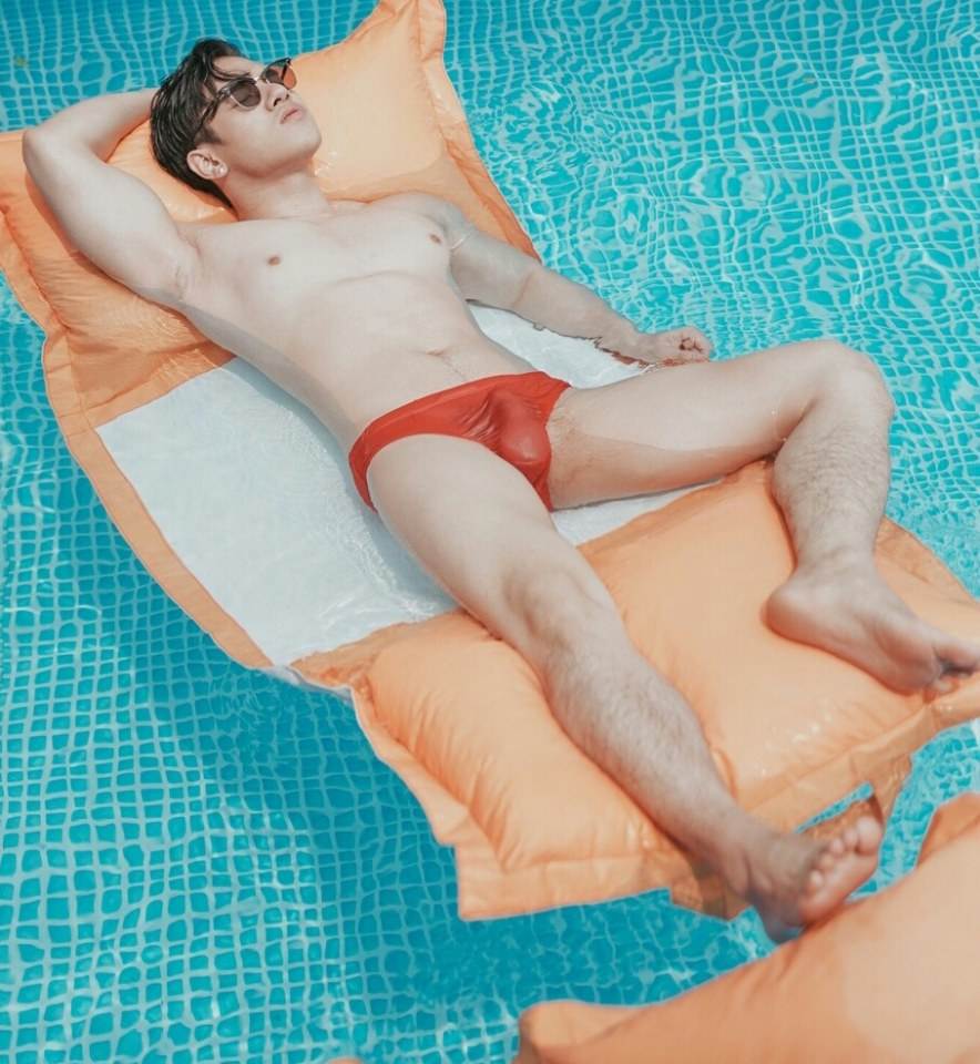 hot male 541 (18+)